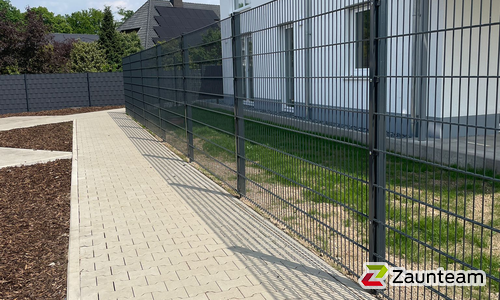 Doppelstabmatten schwer vorverzinkt und anthrazit beschichtet mit Pfosten Vario einbetoniert wurde in Bohmte von Zaunteam Osnabrücker Land, Belm im Jahr 2023 erstellt.