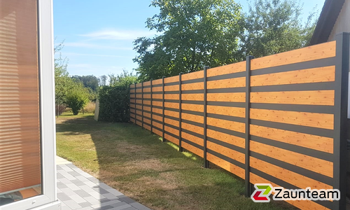 Alu Varioprofil glatt mit Zwischenfüllung schmal mit Aluminiumpfosten vierkant 85 x 85 mm einbetoniert wurde in Neunkirchen-Seelscheid von Zaunteam Rhein-Sieg, Neunkirchen-Seelscheid im Jahr 2022 erstellt.