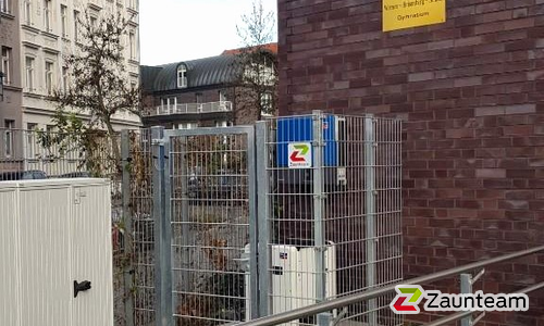 Doppelstabmatte schwer verzinkt mit Pfosten Vario verzinkt einbetoniert wurde in Leipzig von Zaunteam Halle, Halle im Jahr 2025 erstellt.