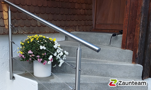 Edelstahl Handlauf geneigt mit Fussplatte wurde in Grabs von Zaunteam Werdenberg, Werdenberg im Jahr 2023 erstellt.