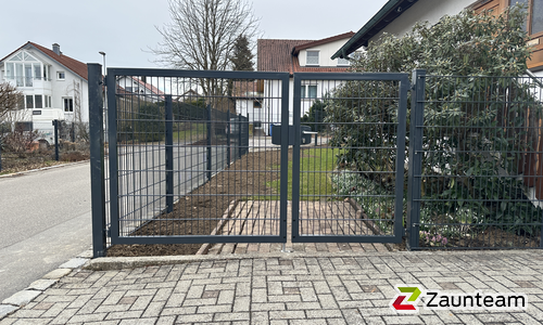 Doppelstabmattentor 2-flüglig wurde in Warthausen von Zaunteam Oberschwaben, Obermarchtal im Jahr 2024 erstellt.