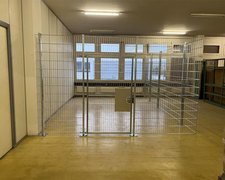 Doppelstabmatten schwer verzinkt mit Pfosten 40x60 verzinkt mit Abdeckleisten mit Fussplatte wurde in Pfaffhausen von Zaunteam Zürich Oberland, Gutenswil im Jahr 2023 erstellt.
