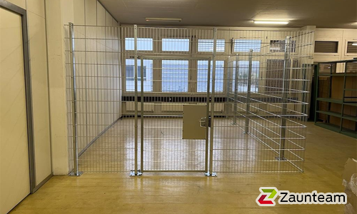 Doppelstabmatten schwer verzinkt mit Pfosten 40x60 verzinkt mit Abdeckleisten mit Fussplatte wurde in Pfaffhausen von Zaunteam Zürich Oberland, Gutenswil im Jahr 2023 erstellt.
