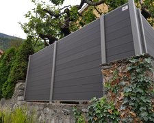 WPC Sichtschutz Discrétion / mit Fussplatte wurde in Grône von Zaunteam Wallis, Niedergesteln im Jahr 2020 erstellt.