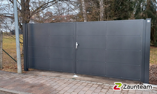 Aluminium Sichtschutztor 2-flüglig wurde in Schwenningen von Zaunteam Obere Donau-Bodensee, Sauldorf-Krumbach im Jahr 2025 erstellt.