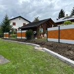 Alu Varioprofil glatt mit Aluminiumpfosten vierkant 85 x 85 mm einbetoniert wurde in Hüttwilen von Zaunteam Thurgau, Felben im Jahr 2025 erstellt.