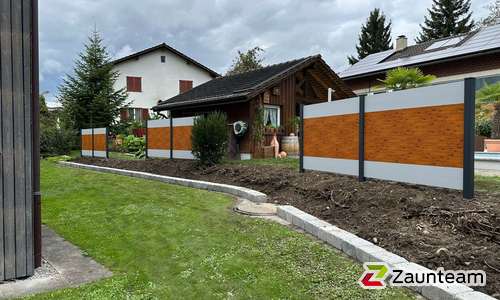 Alu Varioprofil glatt mit Aluminiumpfosten vierkant 85 x 85 mm einbetoniert wurde in Hüttwilen von Zaunteam Thurgau, Felben im Jahr 2025 erstellt.