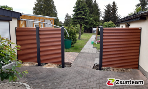 Alu Varioprofil glatt mit Aluminiumpfosten vierkant 85 x 85 mm in Ausparung wurde in Radebeul von Zaunteam Dresden-Nord, Radebeul im Jahr 2023 erstellt.