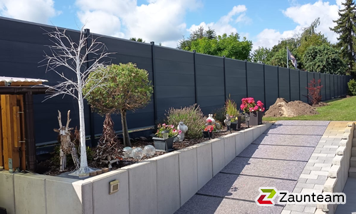 System WPC Sichtschutz, Platinum XL mit Alupfosten einbetoniert wurde in Zahna/ Elster von Zaunteam Fläming, Coswig im Jahr 2025 erstellt.