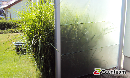 Glas Sichtschutz mit vierkant Edelstahlpfosten einbetoniert (CH) wurde in Koppigen von Zaunteam Mittelland GmbH, Bützberg im Jahr 2015 erstellt.