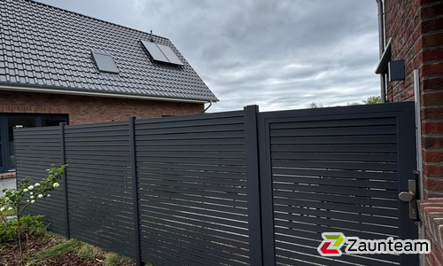Alu Varioprofil Rhombus 80, Aluminiumpfosten vierkant 85 x 85 mm einbetoniert wurde in Stade von Zaunteam Stade-Geestland, Horneburg im Jahr 2026 erstellt.