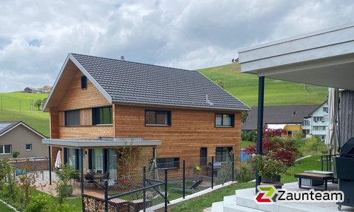 Diagonalgeflecht anthrazit metallic mit Rohrpfosten anthrazit metallic in Aussparung wurde in Appenzell / Meistersrüte von Zaunteam Appenzellerland, Wasserauen im Jahr 2023 erstellt.