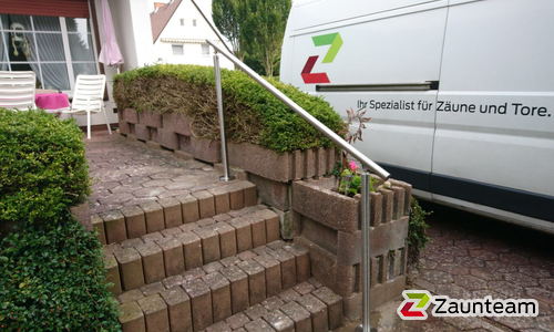 Edelstahl Handlauf geneigt einbetoniert wurde in Lübbecke von Zaunteam Kischkel, Lübbecke im Jahr 2019 erstellt.