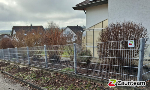 Doppelstabmatten leicht verzinkt mit Pfosten 40x60 verzinkt mit Abdeckleisten einbetoniert wurde in Gerstetten von Zaunteam Ulm, Lonsee im Jahr 2025 erstellt.