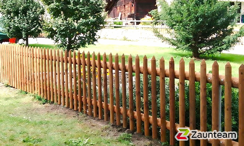 Palisaden mit T-Stahlpfosten verzinkt einbetoniert wurde in Fiesch von Zaunteam Wallis, Niedergesteln im Jahr 2024 erstellt.