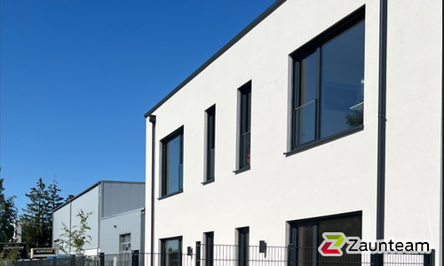 Doppelstabmatten schwer vorverzinkt und anthrazit beschichtet mit Pfosten 60 x 40 mit Abdeckleisten einbetoniert wurde in Landsberg von Zaunteam Ammersee, Hofstetten im Jahr 2024 erstellt.