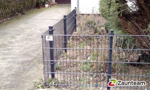 Doppelstabmatten schwer feuerverzinkt und anthrazit beschichtet mit Pfosten 60 x 40 mit Bügel einbetoniert wurde in Hildesheim von Zaunteam Weser-Leine, Salzhemmendorf im Jahr 2020 erstellt.