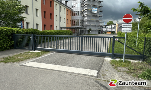 Schiebetor Stahl wurde in Biberach von Zaunteam Oberschwaben, Obermarchtal im Jahr 2023 erstellt.