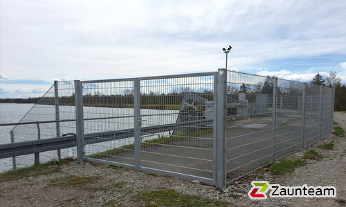 Doppelstabmatten schwer verzinkt mit Pfosten 40x60 verzinkt mit Abdeckleisten einbetoniert wurde in Schmiechen - Unterbergen von Zaunteam Ammersee, Hofstetten im Jahr 2025 erstellt.
