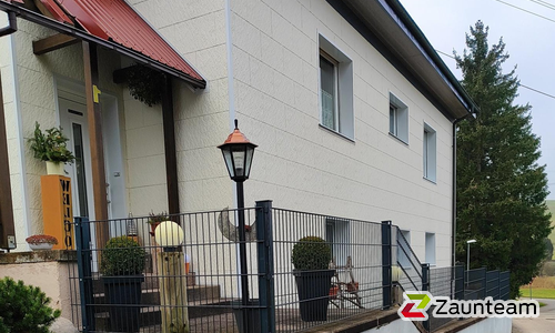 Doppelstabmatten schwer feuerverzinkt und anthrazit beschichtet mit Pfosten 60 x 40 mit Abdeckleisten mit Fussplatte wurde in Stühlingen von Zaunteam Granacher, Lauchringen im Jahr 2025 erstellt.