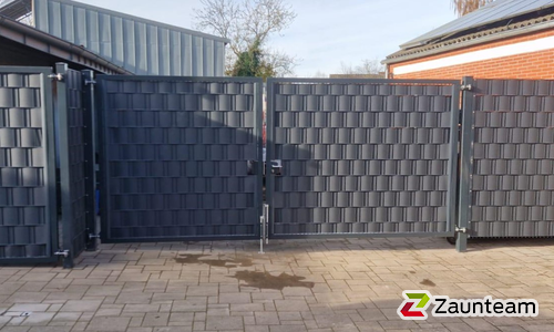 Flechtsichtschutztor 2-flüglig wurde in Aurich von Zaunteam Ostfriesland, Südbrookmerland im Jahr 2025 erstellt.