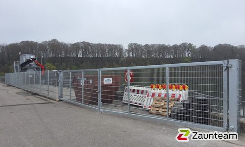 Doppelstabmatten schwer verzinkt mit Pfosten 40x60 verzinkt mit Abdeckleisten mit Fussplatte wurde in Kaufering von Zaunteam Ammersee, Hofstetten im Jahr 2026 erstellt.