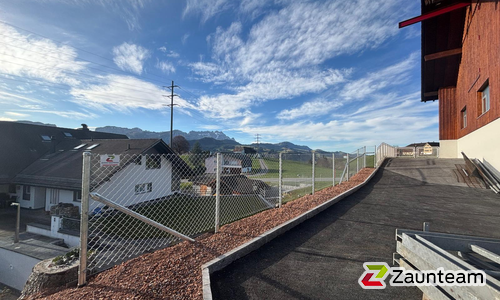 Diagonalgeflecht verzinkt mit Rohrpfosten verzinkt in Aussparung (CH) wurde in Appenzell Meistersrüte von Zaunteam Appenzellerland, Wasserauen im Jahr 2025 erstellt.