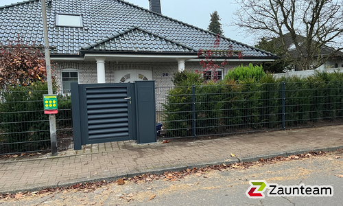Aluminium Sichtschutztor 1-flüglig wurde in Sievershütten von Zaunteam Südostholstein, Högersdorf im Jahr 2025 erstellt.