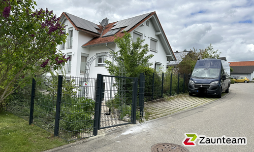 Doppelstabmatten schwer feuerverzinkt und anthrazit beschichtet mit Pfosten 60 x 40 mit Abdeckleisten einbetoniert wurde in Mittelbiberach von Zaunteam Oberschwaben, Obermarchtal im Jahr 2023 erstellt.