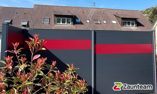 Alu Varioprofil glatt mit Aluminiumpfosten vierkant 85 x 85 mm einbetoniert wurde in Vaihingen/ Enz von Zaunteam Neckar-Enz, Bietigheim-Bissingen im Jahr 2025 erstellt.