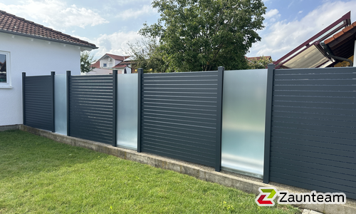 Alu Varioprofil Rhombus 80, Aluminiumpfosten vierkant 85 x 85 mm einbetoniert wurde in Obermarchtal von Zaunteam Oberschwaben, Obermarchtal im Jahr 2024 erstellt.