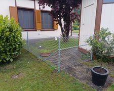 Diagonalgeflecht verzinkt mit Rohrpfosten verzinkt einbetoniert wurde in Interlaken von Zaunteam Berner Oberland, Ringgenberg im Jahr 2026 erstellt.