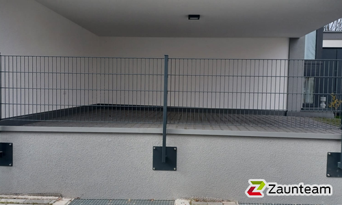 Doppelstabmatten schwer feuerverzinkt und anthrazit beschichtet mit Pfosten 60 x 40 mit Abdeckleisten mit Fussplatte wurde in Friedrichshafen-Fischbach von Zaunteam Obere Donau-Bodensee, Sauldorf-Krumbach im Jahr 2026 erstellt.