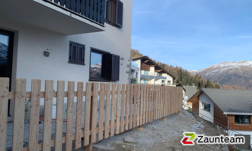 Lärchenzaun gerade mit Lärchenvierkantpfosten wurde in St. Moritz von Zaunteam Engadin, Zernez im Jahr 2025 erstellt.