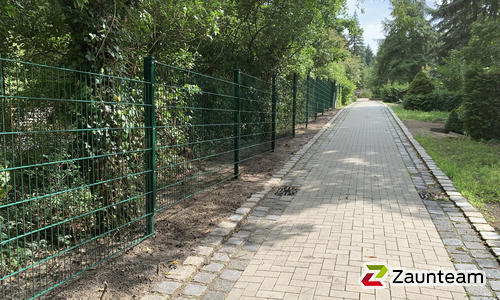 Doppelstabmatten leicht feuerverzinkt und grün beschichtet mit Pfosten 60 x 40 mit Abdeckleisten einbetoniert wurde in Eberswalde von Zaunteam Pasewalk, Pasewalk im Jahr 2025 erstellt.