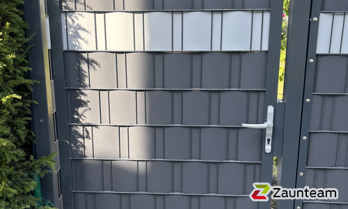 Flechtsichtschutztor 1-flüglig wurde in Obertshausen von Zaunteam Main-Kinzig, Langenselbold im Jahr 2025 erstellt.