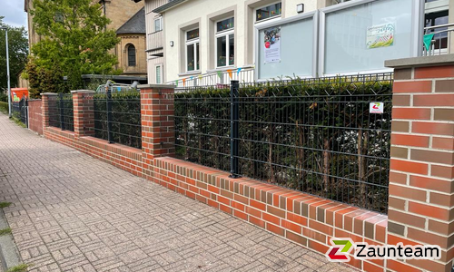 Deko-Doppelstabmatten Stuttgart anthrazit mit Pfosten 40x60 anthrazit mit Abdeckleisten mit Fussplatte wurde in Wolfenbüttel von Zaunteam Südheide-Altmark, Hankensbüttel im Jahr 2023 erstellt.