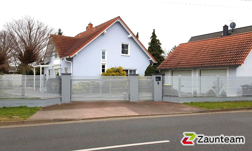 Modern Aluzaun einbetoniert wurde in Brandis von Zaunteam Leipzig, Leipzig im Jahr 2022 erstellt.