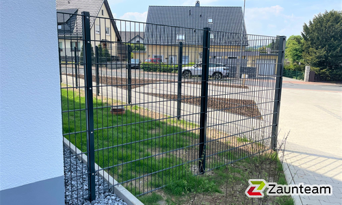 Doppelstabmatten schwer feuerverzinkt und anthrazit beschichtet mit Pfosten 60 x 40 mit Abdeckleisten einbetoniert wurde in Ostercappeln von Zaunteam Osnabrücker Land, Belm im Jahr 2023 erstellt.