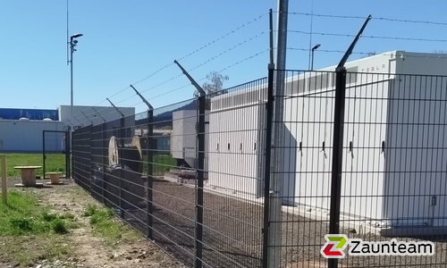 Doppelstabmatten schwer feuerverzinkt und anthrazit beschichtet mit Pfosten 60 x 40 mit Abdeckleisten einbetoniert wurde in Niklasdorf  von Zaunteam Obersteiermark-Ost, Kapfenberg im Jahr 2026 erstellt.