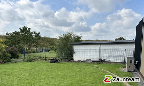 Doppelstabmatten leicht feuerverzinkt und anthrazit beschichtet mit Pfosten Vario einbetoniert wurde in Lindenberg von Zaunteam Bernau, Bernau im Jahr 2026 erstellt.