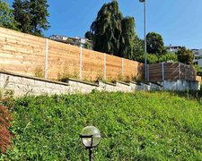 Sichtschutz aus Bohlen mit U-Stahl Profil Pfosten wurde in Uetikon am See von Zaunteam Zürich Oberland, Gutenswil im Jahr 2024 erstellt.