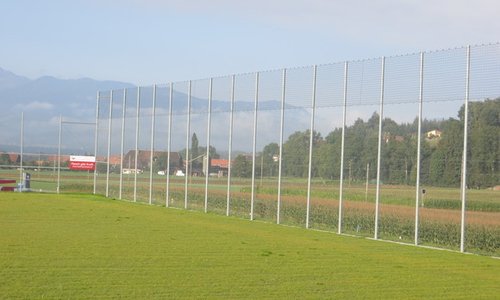 Ballfang Diagonal verzinkt / Rohrpfosten verzinkt wurde in Oberdiessbach von Zaunteam Kiesen AG, Kiesen erstellt.