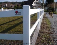 Horserail mit Kunststoffpfosten vierkant weiss einbetoniert wurde in Fehraltorf von Zaunteam Zürich Oberland GmbH, Gutenswil erstellt.