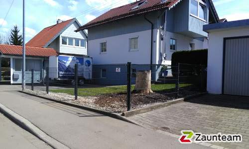 Doppelstabmatten schwer feuerverzinkt und anthrazit beschichtet mit Pfosten 60 x 40 mit Abdeckleisten einbetoniert wurde in Durach von Zaunteam Allgäu, Bad Hindelang - Unterjoch im Jahr 2018 erstellt.