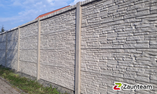 Betonzaun mit Bruchstein Optik wurde in Thräna von Zaunteam Ostthüringen, Meuselwitz im Jahr 2018 erstellt.