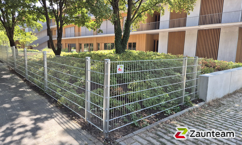 Doppelstabmatten schwer verzinkt mit Pfosten 40x60 verzinkt mit Abdeckleisten einbetoniert wurde in Denzlingen von Zaunteam Breisgau, Waldkirch-Kollnau im Jahr 2026 erstellt.
