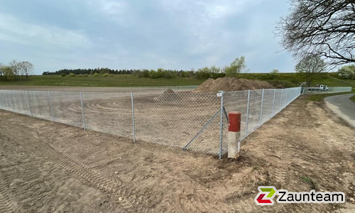 Diagonalgeflecht verzinkt mit Rohrpfosten verzinkt einbetoniert wurde in Uelzen von Zaunteam Südheide-Altmark, Hankensbüttel im Jahr 2023 erstellt.