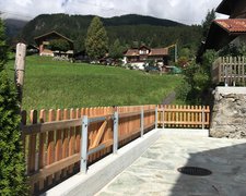 Lärchenzaun gerade mit T-Stahlpfosten verzinkt einbetoniert wurde in Grindelwald von Zaunteam Daniel Frutiger AG, Ringgenberg im Jahr 2017 erstellt.