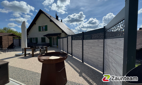 Alu Varioprofil glatt mit Aluminiumpfosten vierkant 85 x 85 mm einbetoniert wurde in Elsau von Zaunteam Neftenbach, Neftenbach im Jahr 2025 erstellt.